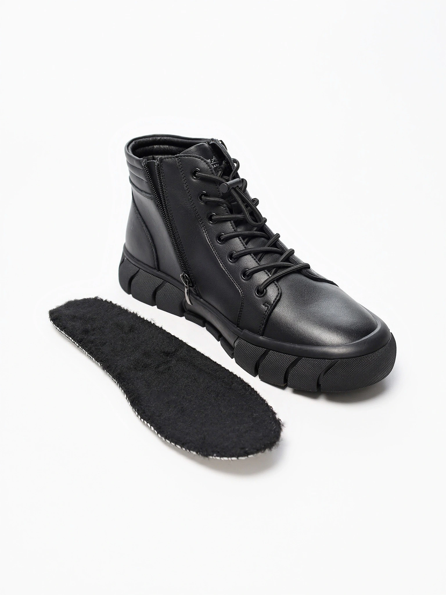 Ботинки черного цвета на средней платформе